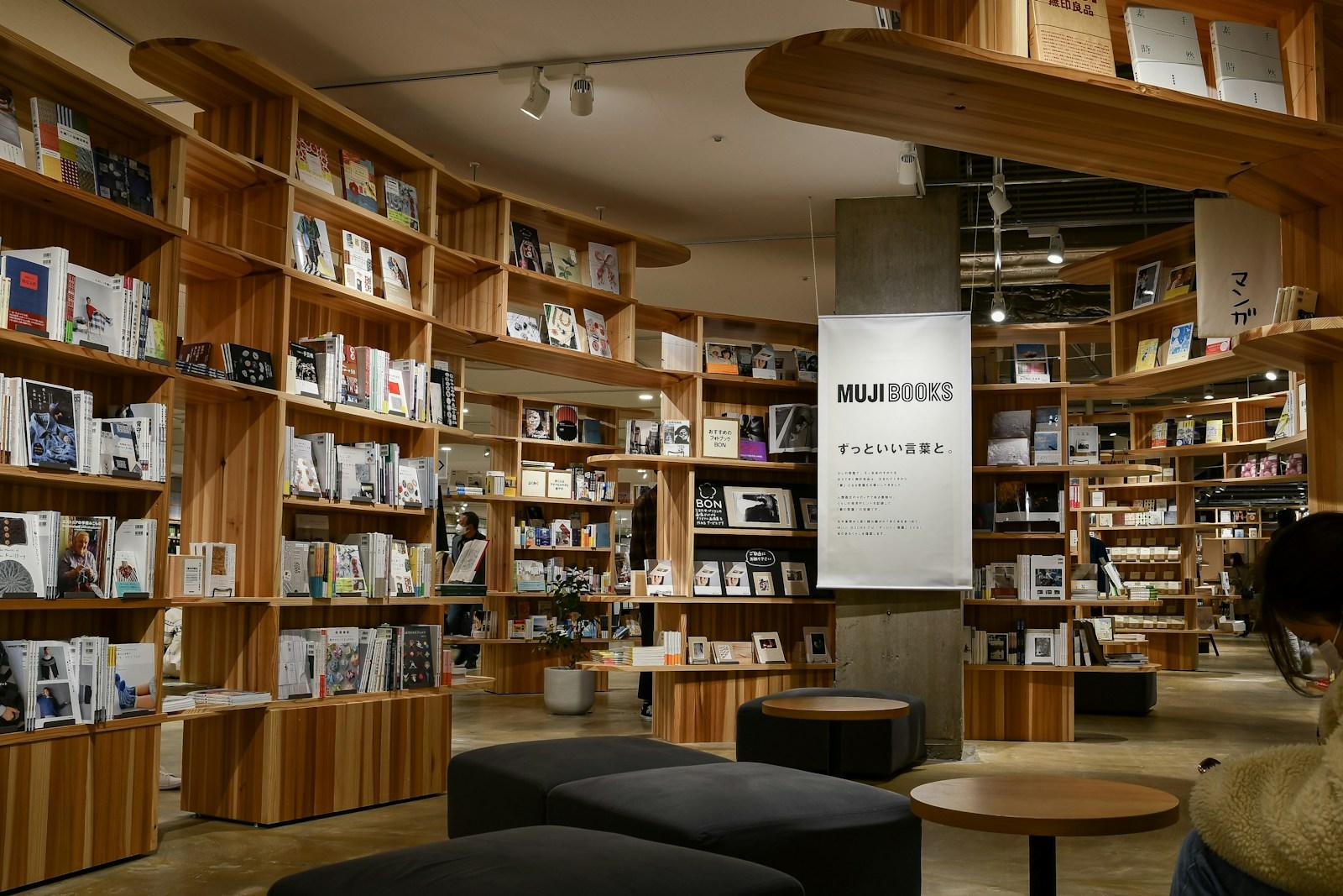 Estantes de madeira com livros em uma livraria no Japão