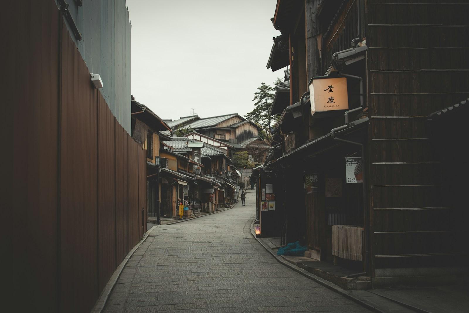 Rua de Kyoto com construções de madeira e fachadas contemporâneas
